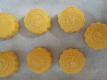 step9: 將收口位向下，平滑面向月餅模放入....壓出靚靚月餅
** 壓好既月餅，放入雪櫃一陣做定型 **