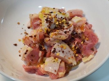 step3: 雞腿肉切丁撒上鹽、辣椒乾略拌勻後，淋上梅爾雷赫冷壓初榨橄欖油1大匙拌勻，放置30分鐘入味。