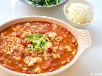 step8: 最後要起鍋之前再下青蔥 好吃又下飯的蕃茄麻辣豆腐鍋就完成囉!!