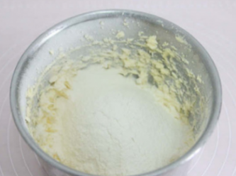 step3: 加入低筋麵粉，攪打至無乾粉狀態。