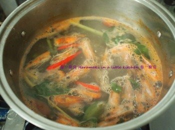 step3: 先把大蝦洗淨抹乾, 剪去蝦頭, 脚, 去殼及腸. 準備一煲水滾後放入鮮大蝦頭, 以中慢煲8分鐘, 再放入乾紅辣椒;檸檬葉; 香茅煲至大滾, 把材料取出, 煲內的湯才是重點; 放入粉絲煮1-2分鐘至軟身, 取出放凉;  放入鮮大蝦身煮1分鐘, 放入西; 車厘茄併煮多1分鐘, 取出放凉


以上部放凉後, 倒入清潔乾身大碗裡, 放入乾紅葱頭; 乾紅辣椒; 蔥段; 芫荽; 花生小食; 倒入魚露拌勻