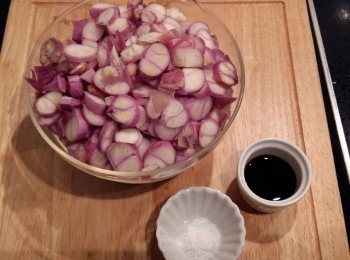 step2: 秘密武器之一:當油蔥酥快炸好時,加入醬油及鹽,可提升風味。利用醬油的香氣及海鹽的鹹度讓油蔥酥變得更加美味。