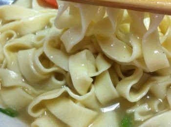 step5: 溫馨提示；我用最薄的度數攪出麵糰，然後再攪出粗的麵條，這樣會比較爽口。
揉麵糰和攪麵糰是關鍵與麵糰是否爽口，所以要好好掌握。
麵條有點硬，所以要煮的時間要煮久一點麵條才會軟。