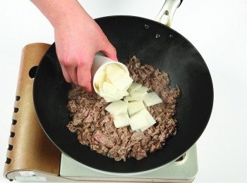 step5: 等到牛肉的血色消失後，放入白蘿蔔一起拌炒。