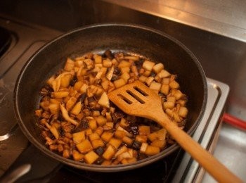 step4: 這是一道非常清爽的料理，所以油量非常少 用一點橄欖油將香菇翻炒一下，然後下竹筍翻炒 再加入<span class="group_2">醬汁</span>熬煮即可到些許收汁上色就好囉（記˙還是要留下一些湯汁拌麵喔）