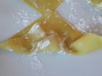 step2: 對摺並按壓蝦周圍