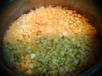 step5: 再放入水果,最後放入燙好的年糕煮約5分鐘入味即可