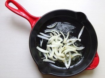 step7: 加入洋蔥拌炒至透明。