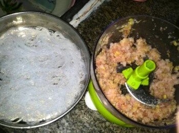 step1: 粉絲泡軟后切成小段；豬肉、薑、油、雞精全部放入處理器打碎。