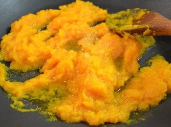 step3: 南瓜饀做法：

取約250-300g 的南瓜泥，放入炒鍋中以小火拌抄。