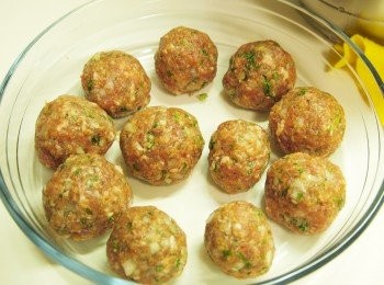 step4: 肉丸同肉丸間預留空間(避免互相接觸到)平放焗碟上