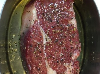 step1: 簡單用玫瑰鹽、黑胡椒調味，放入便當盒倒入酪梨油，56~58度低溫熟成2.5小時