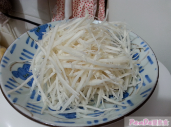 step2: 白靈菇去頂用手撕開一條條，下鑊炒輕度調味加鹽糖炒到熟和乾身