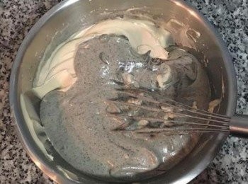 step9: 接著將蛋黃糊倒進剩下的蛋白霜裡，快速且輕手的混勻。