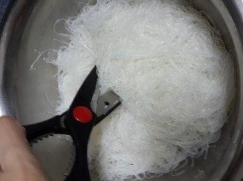 step5: 清雞湯完全被粉絲吸收，用剪剪短粉絲