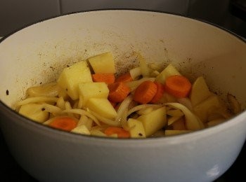 step3: 順次序落洋蔥、甘筍、薯仔後將牛肋粒回鍋