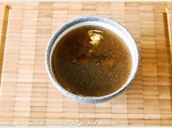 step3: 取一小碗，將加熱後的液體倒入碗中，放入冰箱使其快速凝固。