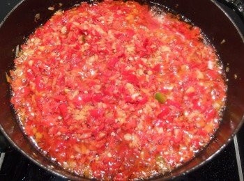 step4: 當蒜頭炒至稍微上色時,再加入辣椒一起拌炒,炒至辣椒水份稍微揮發...(約3分鐘)