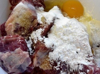 step2: 將排骨加入醃料攪拌均勻醃3個小時