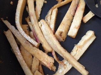 step5: 慢火煎豆干、加些許糖、鹽調味。