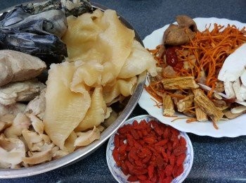 step5: 將果皮浸軟刮去囊；紅棗去核；枸杞洗淨放一邊；黨參剪細段；將所有材料洗淨