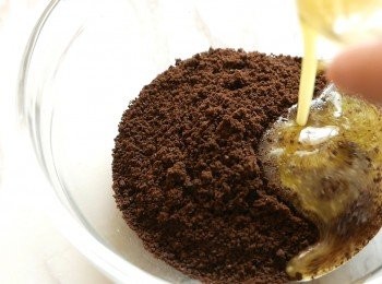 step13: 把另1份Oreo餅乾打碎成幼沙狀後加入無鹽牛油溶液拌勻。
