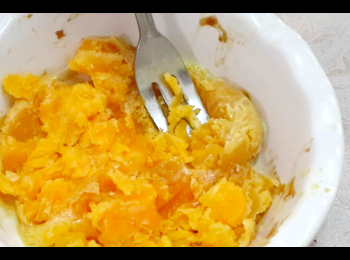 step3: 取出已蒸好的咸蛋黃，以叉壓碎備用。