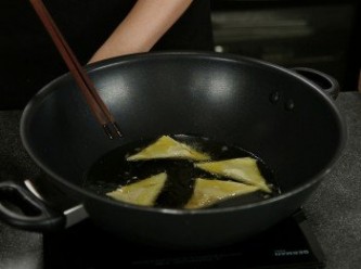 step6: 燒紅個鑊將凍油放入待油溫開始滾便可放入咖哩角炸至金黃色描起格油上碟