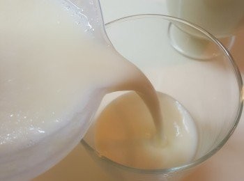 step7: 將榴槤奶倒入杯，放入雪櫃雪至凝固。
