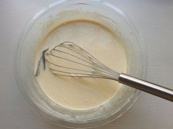 step5: 將冷卻後的牛奶香草液分次加入麵糊中(勿一次加入,麵糊容易結塊狀)混合均勻。