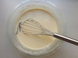 step5: 將冷卻後的牛奶香草液分次加入麵糊中(勿一次加入,麵糊容易結塊狀)混合均勻。