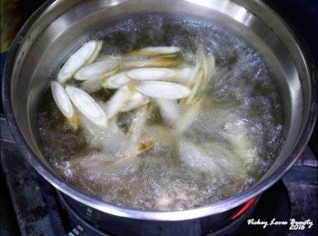 step2: 鍋中倒入1000㏄的水，再將切片好的牛蒡放入，以中火煮至滾沸