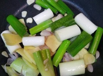 step3: 熱油下薑，蔥頭及大蒜爆香。