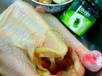 step1: 把鸡只去头，洗净；再将老姜洗净，削皮，稍微舂烂即可；当归泡下热水，切小片，沥干备用。