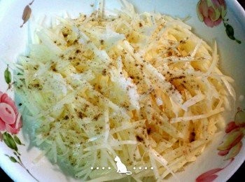 step2: 將水份瀝乾,撒上些許鹽及胡椒拌勻