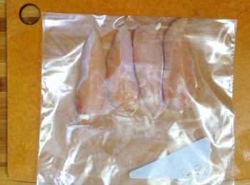 step1: 雞柳洗淨抹乾，抹上一點鹽，之後放入慢煮密封袋