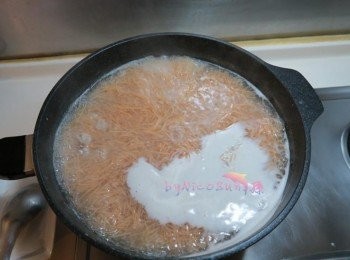 step5: 豬骨高湯放入烹大師調味 放入麵線.煮滾勾芡