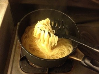 step4: 另一邊滾水煮意粉，加入7g鹽，煮大概10分鐘至軟物，盛起後放入焗盤