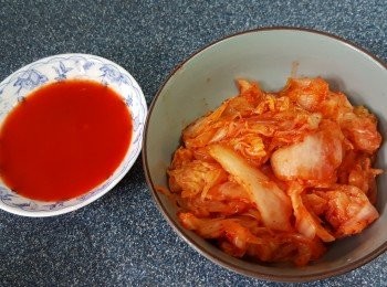 step4: 泡菜切幼、另外取2湯匙泡菜汁備用