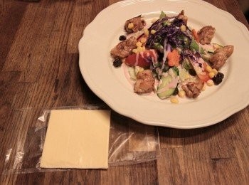 step3: 雞腿肉，100g。切塊，雞皮朝下煎雞肉，不需要再 放油。 把沙拉組裝好擺盤。然後芝司樂切丁灑在沙拉上就好囉