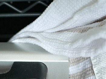 step12: 烤焗完成後，把爐門拉開1-2吋，把蛋撻多留在焗爐內5分鐘後可取出，待涼至可用手處理後脫模即成。