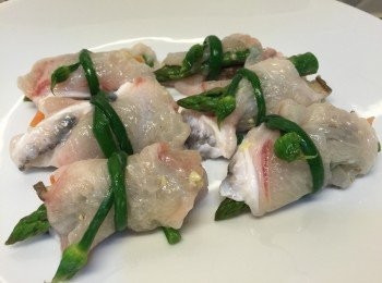 step3: 把蘆筍、紅蘿蔔、冬菇絲包裹在魚片內，然後用韭菜花綁好， 蒸4分半鐘後加上蔥花、辣椒，再淋上滾油同豉油。