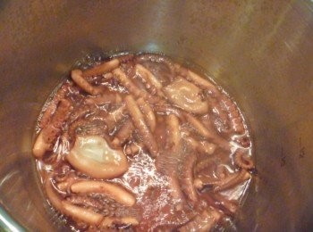 step4: 開鍋蓋,去除昆布乾片與薑片,倒入醬油再煮滾,邊拌邊加熱,煮至收乾即可.