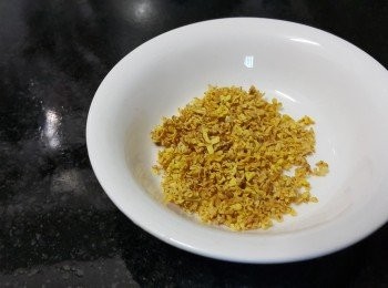 step1: 桂花，隨個人喜好，可加減份量，但最好不多於1茶匙，先用少少熱水浸開備用