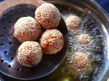 step3: 熱油，把沾好芝麻的下鍋油炸，至地瓜呈現金黃色即可