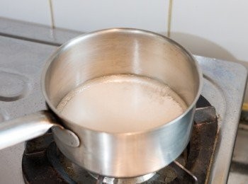 step3: 把水倒入鍋中，平均灑入砂糖，不要攪動，以中小火加熱。