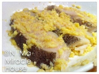 step2: 2.將比目魚洗淨，放入醃料，醃20分鐘備用。