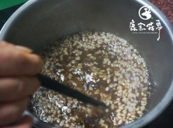 step2: 將桂圓木耳粥2包倒入鍋內，煮5-8分鐘，過程中需要不停的攪拌，避免粥品燒焦。