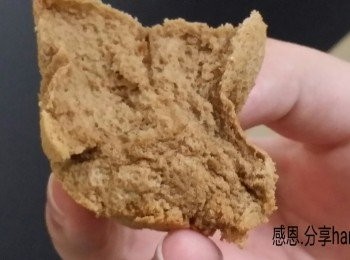 step3: C)用手打蛋器去拌勻蛋黃，再加入(5)即15g砂糖、(3)橄欖油、(4)牛奶、(A)咖啡，一起拌勻，之後再篩入(2)低筋粉，拌勻後~備用。