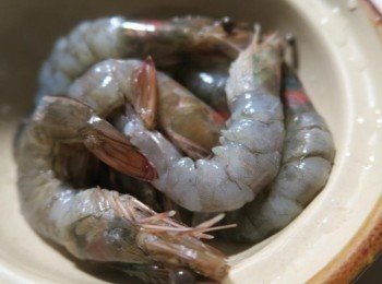 step1: 白蝦洗淨.去除蝦殼保留頭尾